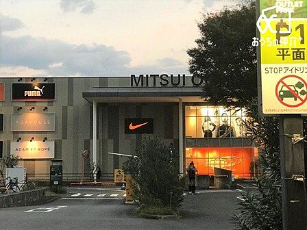 徒歩37分。【三井アウトレットパーク 入間】営業時間10時00分~20時00分 車椅子対応のエレベーター・駐車場・入り口あり 2930m