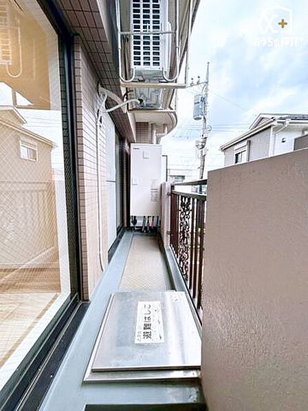 バルコニーは陽ざしがたっぷりと差し込み、とっても気持ちの良い空間になっております。お洗濯もはかどりそうです！