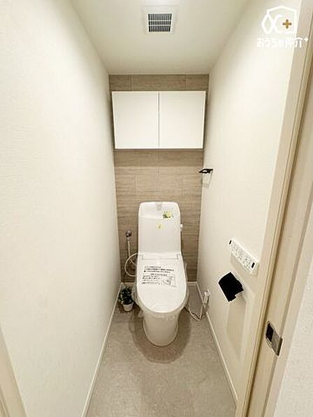 小物収納完備の温水洗浄便座トイレ