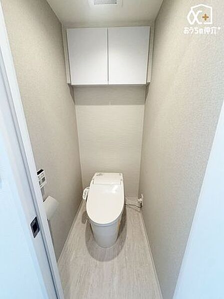 小物収納完備の温水洗浄便座トイレ