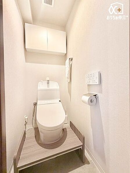 小物収納完備の温水洗浄便座トイレ