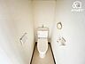 トイレ：シンプルな内装のスッキリとしたトイレです。お手入れやお掃除が、簡単にできるシンプルなデザインのトイレです。