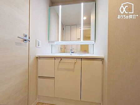 ~Wash room~三面鏡タイプの洗面化粧台です。鏡の裏や引き出しにしっかり収納できるのでスタイリッシュな空間を保てます!