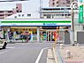 周辺：ファミリーマート小手指駅北口店 徒歩4分。24時間営業なので、急なお買い物にも便利です。飲食物や軽い日用品を販売しております。駐車場；有 290m