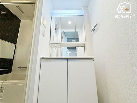 ～Wash room～朝の慌ただしい時間帯でも余裕を持って支度できる広いパウダールーム。もちろん収納も豊富なので見た目もスッキリと整理整頓できます。