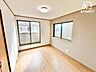 子供部屋：バルコニーに面した子供部屋は、明るい日差しと心地よい風を取り込み快適なスペースとなります。