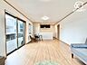 室内：木目調のフローリングが特徴の洋室は、温かみがあり落ち着いた雰囲気を演出します。