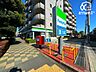 周辺：ファミリーマート 小手指四丁目店 徒歩5分。駐車場は2台、区画整理されたきれいな街並み 330m