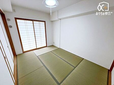 心地よい陽光と風が差し込み、寛ぎと来客時の客間にも最適。収納充実で日々の暮らしをすっきり整えられます。畳の香りに癒やされ、テレワークや子様の遊び場等でも活躍します。