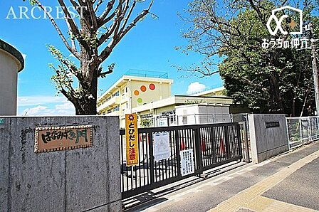 新座市立新座小学校 徒歩13分。学校の花は「こぶし」、学校北側の門に「ひめこぶし」の木があり、子供達の登校を見守っています。 1030m
