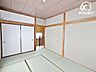 和室：畳を表替えしてイグサの心地よい香りが広がります 。大容量の押入れが付いており、お部屋をすっきり片付けられます
