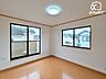 寝室：家具の配置がしやすいシンプルなお部屋。様々な生活スタイルやシーンに対応が可能ですね。