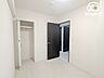 寝室：洋室（約6.5帖）一番広いお部屋なので、ご夫婦の主寝室にぴったりです。クローゼットなどの収納も完備されており、ベッドを配置してもゆとりある落ち着いた時間を過ごせます。