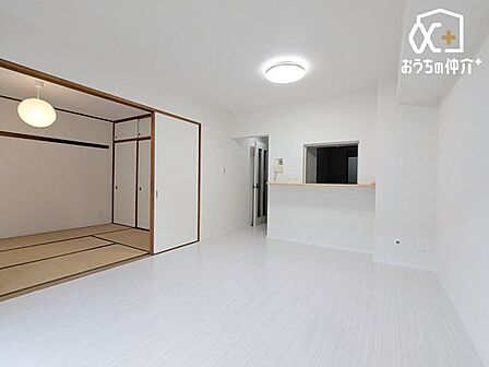 南西側からの明るい自然光がたっぷりと差し込むリビングダイニングです 。バルコニーへと繋がり、心地よい開放感を感じながら家族みんなでゆったりと寛げます 。