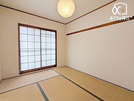 和室(約6.0帖)リビングに隣接した、新調された畳の香りが心地よい和みのスペースです 。ふすまを開け放てばリビングの延長として、またお子様のお昼寝やプレイスペースとしても贅沢に使えます。