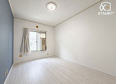 明るく落ち着いた雰囲気の子ども部屋。遊びも学びもバランスよく楽しめる、心地よい空間です。※写真には家具消し等のCGが利用されています。