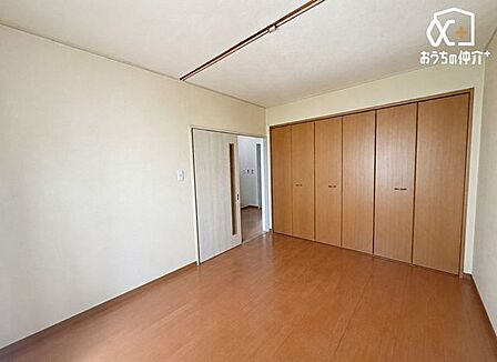 収納力をしっかり確保した洋室。衣類や荷物をすっきり整理でき、居住空間を広く使えます。※写真には家具消し等のCGが利用されています。