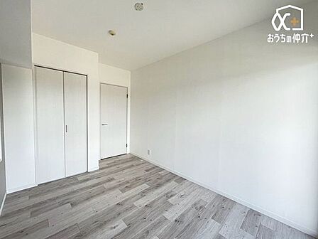 シンプルで落ち着きのある寝室。プライベートな時間を大切にできる、心地よい空間です。