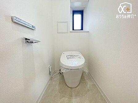 小窓がついたトイレは、自然光が差し込み、明るく開放感のある空間に。換気も良好で、湿気や臭いを気にせず快適に過ごせます。清潔感のある落ち着いた空間で、日常の中でも心地よい時間を提供します。