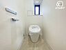 トイレ：小窓がついたトイレは、自然光が差し込み、明るく開放感のある空間に。換気も良好で、湿気や臭いを気にせず快適に過ごせます。清潔感のある落ち着いた空間で、日常の中でも心地よい時間を提供します。