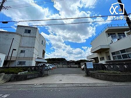 所沢市立柳瀬中学校 徒歩13分。武蔵野線「東所沢駅」が最寄りの広々とした敷地がある中学校でございます。周辺からの評判も良いです! 980m