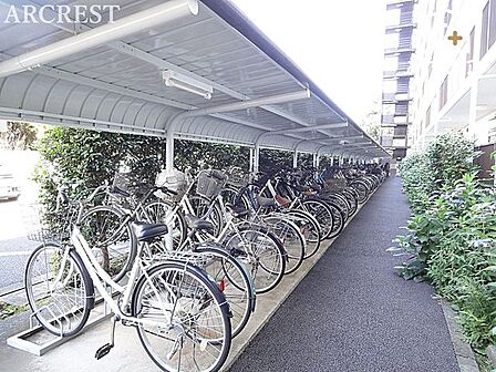 駐輪場は屋根付きで雨の日でも濡れることなく安心です。また、夏は暑い陽射しからも劣化を守ってくれます。