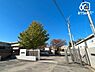 周辺：新座市立西堀小学校 徒歩12分。【校訓】礼儀（れいぎ）質朴（しつぼく）自治（じち）　【学校教育目標】やさしく　かしこく　たくましく 910m