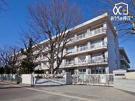所沢市立中央中学校 徒歩8分。西武新宿線「航空公園駅」近くの広々とした敷地がある中学校でございます。周辺からの評判も良いです! 600m