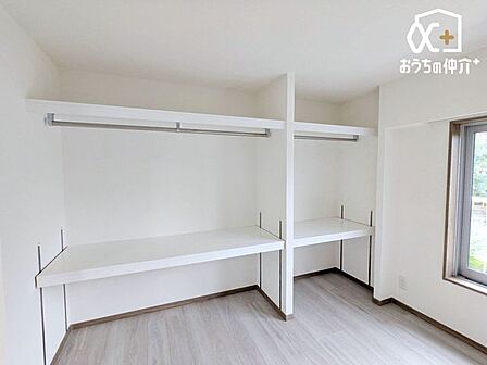 高い収納力がある《クローゼット》付きのお部屋です。衣類・鞄・帽子・アクセサリーや季節家電などをまとめて収納でき、お部屋の広いスペースを活かし、すっきりとした空間が保たれます。