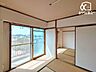 和室：掃き出し窓からたっぷりと日差しが差し込む、明るいお部屋です。