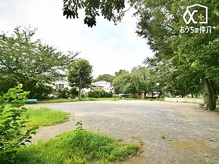 栗原緑地公園 徒歩2分。整備されている雑木林の公園。緑いっぱいの園内にはコンビネーション遊具やスプリング遊具、健康遊具などが設置されています。雑木林の中の木陰で遊べるので、夏場でも過ごしやすいのが魅…