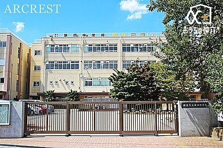 新座市立第四中学校 徒歩15分。学校の木・けやき 学校の花・こぶし 生徒数493人 1130m