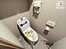 トイレ：便利な収納スペース付きトイレで、清掃用具や日用品もすっきり整理。快適で清潔感あふれる空間が保てます。
