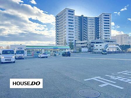 ファミリーマート 彩都西駅前店 620m