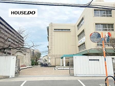 三島中学校1971年開校の学校で、JR総持寺駅周辺の住宅地に位置し、地域とのつながりを大切にしながら生徒の主体性や協働性を育む教育活動に取り組んでいます。 700m