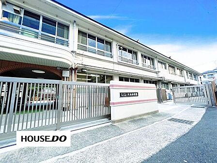 認定こども園「沢池幼稚園」受入年齢は、3歳~5歳です。年間行事として、プール遊び・運動会・作品展・生活発表会などが開催されています。 1860m