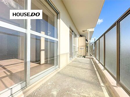 2つの洋室から出入りできるワイドバルコニー。奥行きもあり、洗濯物もゆったり干せます♪7階部分ならではの開放感も、ぜひ現地でご体感ください！