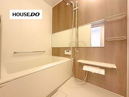 木目調パネルが上品なバスルーム。ゆったり浸かれる浴槽に、ワイドミラーや収納棚も備えた快適な空間♪一日の疲れを癒すリラックスタイムを楽しめます!