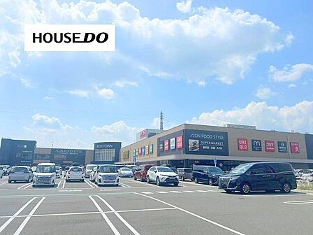 イオンタウン茨木太田広い駐車場。多彩な専門店。追手門学院大学に隣接。JR京都線 JR総持寺駅北へ徒歩約10分 850m
