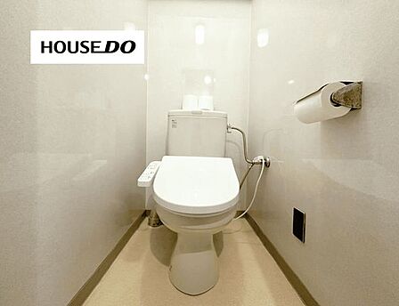 シンプルで清潔感のあるトイレ空間。温水洗浄便座付きで快適にお使いいただけます。