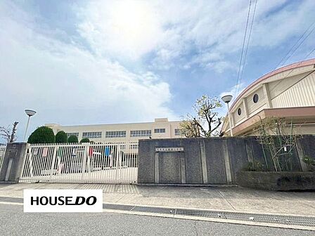 穂積小学校1981年創立の学校で、JR茨木駅に近い住宅地に位置し、地域と連携した教育活動に取り組んでいます。 550m