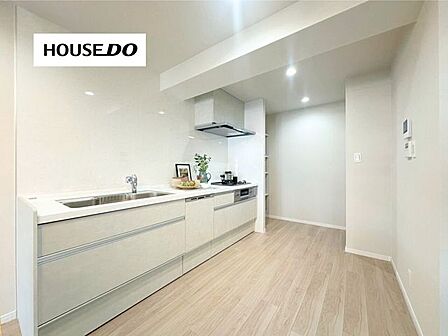 収納力のあるシステムキッチン。調理スペースもしっかり確保され、毎日のお料理がはかどります。