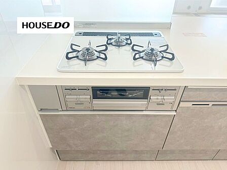3口コンロ＋グリル付きでお料理の幅が広がります。複数の調理を同時に進められ、忙しい毎日にも便利です。