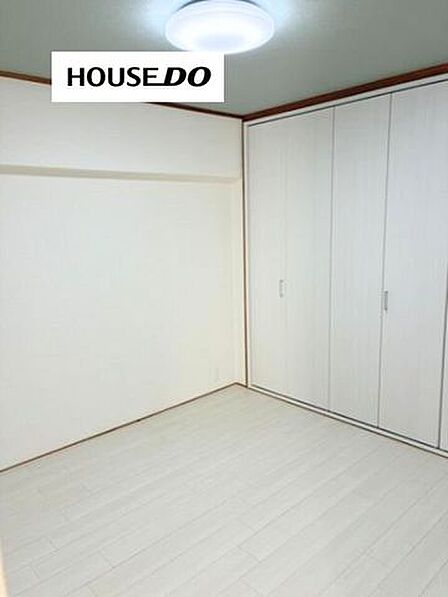 大きな収納を備えた洋室。お部屋を広く使いやすく、主寝室としても使いやすい一室です。