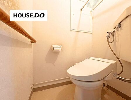 トイレは温水洗浄便座付き。シンプルで使いやすく、落ち着いて使える空間です。