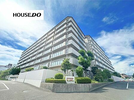 堂々とした存在感のあるマンション外観。敷地まわりの植栽も整い、管理状態の良さがうかがえます。