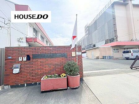 三宅柳田小学校2015年に三宅小学校と柳田小学校の統合により開校した学校で、地域と連携しながら子どもたちの主体性や協働性を育む教育活動に取り組んでいます。 970m