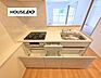 キッチン：調理器具やストック類をすっきりしまえる収納豊富なキッチン。作業スペースもしっかり確保されています。