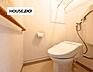 トイレ：トイレは温水洗浄便座付き。シンプルで使いやすく、落ち着いて使える空間です。