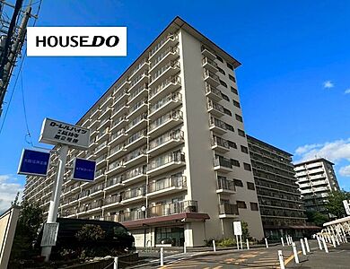 外観：堂々とした佇まいが目を惹く「ローレルハイツ茨木総持寺2号棟」。存在感のある外観とゆとりある敷地が魅力。ぜひ現地で住環境や雰囲気をご体感ください♪